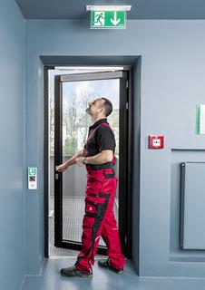 Einfacher Einbau mit dem Vorteil, dass es zu keiner wesentlichen Einschränkung der lichten Durchgangshöhe kommt / Foto: ASSA ABLOY Sicherheitstechnik GmbH
