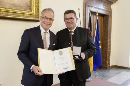 Jobst Wagner zeigte sich nach dem Festakt hocherfreut.: „Es ist eine große Ehre für mich, Träger dieser Staatsmedaille zu sein.“