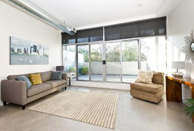 Zip-Screens eigenen sich perfekt für große Fensterfronten, wie sie heute in modernen Gebäuden beliebt sind. © Becker-Antriebe GmbH