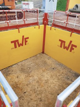 Schachtverbau mit Einfach-Eckschienen und Absturzsicherung.jpg