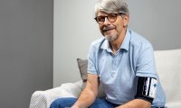 Patient auf der Couch während einer Langzeit-Blutdruckmessung mit dem ABPMpro.
Der Patient trägt ein blaues T-Shirt und blickt in die Kamera. Er trägt die Manschette mit dem ABPMpro Blutdruckmessgerät am linken Oberarm Patient auf der Couch während einer Langzeit-Blutdruckmessung mit dem ABPMpro.
Der Patient trägt ein blaues T-Shirt und blickt in die Kamera. Er trägt die Manschette mit dem ABPMpro Blutdruckmessgerät am linken Oberarm