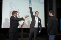 Bastian Karweg (CEO) übernimmt den Siegerpokal beim achten CyberChampion Award