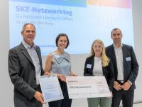 Alina Heihoff (2.v.r.) nimmt den Nachwuchspreis von Prof. Dr. Martin Bastian, Garance Bussière und Mathieu Le Bras (beide Plastic Omnium) (v.l.n.r) entgegen. (Foto: Luca Hoffmannbeck, SKZ)