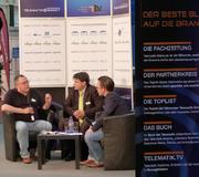 Mathias Uebelacker (l.) und Sampo Hietanen (m.) im Interview mit Peter Klischewsky (r.) Bild: Telematik-Markt.de