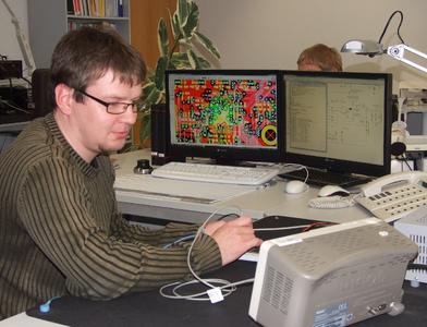 Bildunterschrift: Die Informationstechnik-Ingenieure von TQ-Systems Chemnitz entwickeln komplexe Elektronik für industrielle Anwendungen