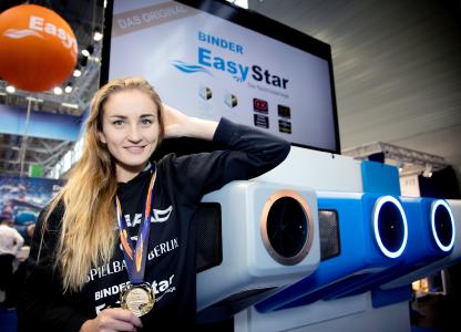 Para-Schwimmweltmeisterin wird EasyStar Markenbotschafterin. Auf der Aquanale stellte sich Elena Krawzow der Turbinenpower von BINDER