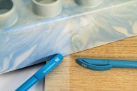 Beispiel für die Alterung von Kunststoffen durch UV-C Strahlung: Rechts fand eine Bestrahlung statt, links nicht. (Foto: Julian Hesselbach, SKZ)