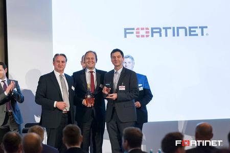 Controlware ist der "Fortinet Partner of the Year 2015" in der Kategorie "Government & Education (D)". Im Bild: Christian Vogt, Regional Director Germany bei Fortinet (l.), Roland Schneider, Manager Gov / Edu Business, bei Fortinet Köln (M.), sowie Mario Emig, Head of Information Security, Business Development bei Controlware (r.)