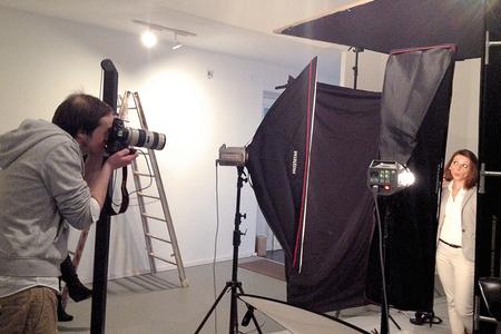 Fotograf und Model bei der Arbeit für die TimoCom-Kampagne