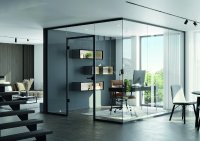 Hohe Transparenz bei minimalen Einsatz von Profilvarianten ermöglicht das Aluminium-Trennwandsystem Schüco Interior AP VS 43 ST.