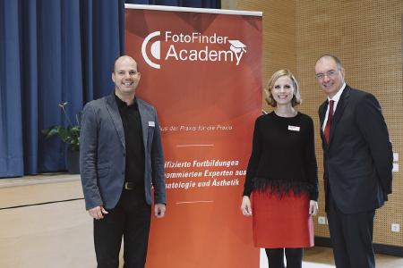 von links: Geschäftsführer Andreas Mayer, Marketingleiterin Kathrin Niemela und Referent Prof. Andreas Blum (Foto: © Fritz Bielmeier)