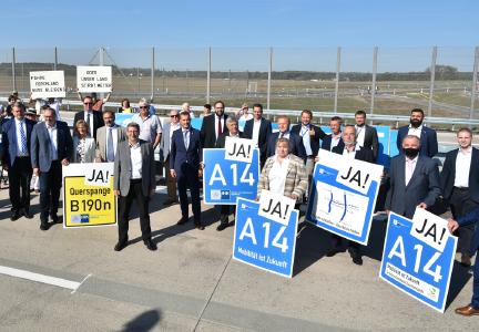 Vertreter der IHK Magdeburg, IHK Potsdam und der Wirtschaftsinitiative Westprignitz bei der Freigabe des A 14-Abschnittes VKE 1.3 Anschlussstelle Colbitz bis Anschlussstelle Tangerhütte am 14. September 2020 nahe Dolle, Quelle: IHK Magdeburg