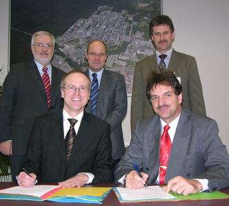 Mit der Unterzeichnung eines „Letter of Intent“ bekunden Ferdinand Fiedler (vorne rechts), Aufsichtsratsvorsitzender der BioMa Energie AG und Vorstandsvorsitzender der Neue Vermögen AG, und Dr. Bernhard Langhammer, Geschäftsleiter der InfraServ Gendorf, d