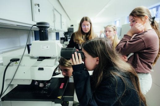 2026-01-26_Pressefoto_Lichtmikroskop_FraunhoferIISB_MontessoriSchuleHerzogenaurach_copyright-Giu.jpg