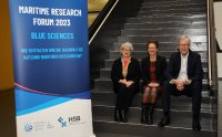 Das Maritime Research Forum fand am 16. März an der Hochschule Bremen (HSB) statt. Rektorin Prof. Dr. Karin Luckey (links), Bremens Senatorin für Wissenschaft und Häfen, Dr. Claudia Schilling, und Claus Brandt, Geschäftsführer des Deutschen Maritimen Zentrums (DMZ) begrüßten die rund 100 Gäste aus Wissenschaft Wirtschaft und Politik. Copyright: Ann Gabrysch - DMZ 