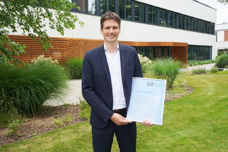 Dr. Stephan Middelkamp, Zentralbereichsleiter Qualität und Technologien bei der HARTING Technologiegruppe, mit der Auszeichnung