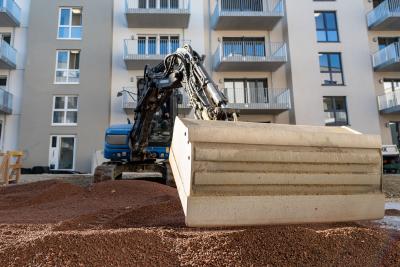Thanks to the stable ZinCo system build-up with RSX 80, using diggers to apply the substrate is not a problem. Source: Straßen- und Tiefbau Urban GmbH