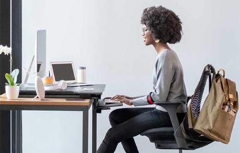 Höhenverstellbare Steh Sitz Tische für gesünderes Arbeiten Höhenverstellbare Steh Sitz Tische für gesünderes Arbeiten