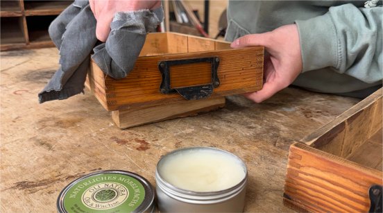holzpflege-moebelwachs-anwendung-upcycling-holz-oli-natura-tobi-handcraft.jpg