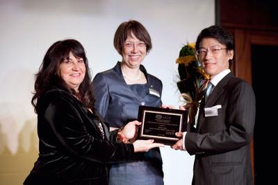 IADR Travel Award 2012, Preisübergabe: Prof. Mary MacDougall, Dr. Marianne Gräfin Schmettow, Dr. Yoshio Abe