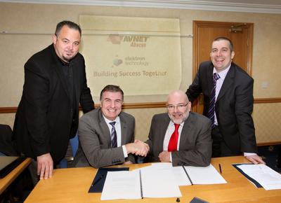 v.l.n.r.: German Casillas, Global Head of Connectivity, Elektron Technology; Peter Johnson, Group Head of Connectivity Sales EMEA, Elektron Technology; Alan Jermyn, VP Marketing, Avnet Abacus; Kieron Murdock, Marketing Manager, Avnet Abacus