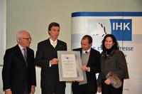 Preisträger des IHK-Forschungstransferpreises 2012 / v.l.n.r. Thomas Philippiak (Präsident IHK Heilbronn-Franken), Prof. Dr.-Ing. Oliver Lenzen (Preisträger), Prof. Dr.-Ing. Arndt Birkert (Preisträger), Kirsten Hirschmann (Laudatorin und Vizepräsidentin der IHK Heilbronn-Franken) / Bild: IHK Heilbronn-Franken