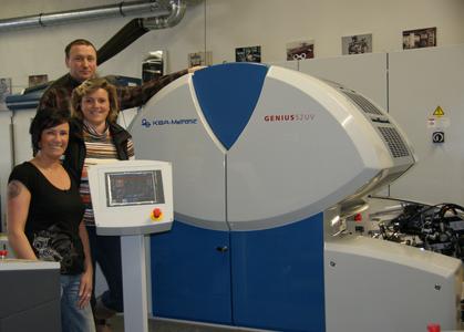 Zufrieden mit ihrer neuen Errungenschaft Genius 52UV: Babett Prokop (vorne), Mariana Weihe (mitte) und Mario Weihe (hinten)