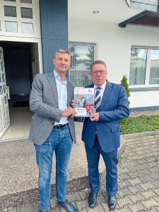 Produktmanager Peter Nowack (links) und Geschäftsführer Christoph Nielacny (rechts, beide vollständig geimpft) war es wichtig, den Kundinnen und Kunden von FLECK auch die unterjährige Auflage der Preisliste in gedruckter Form zur Verfügung zu stellen.