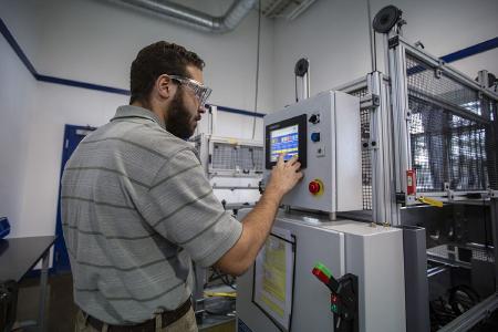 Nicholas O'Connor, Product Engineering Manager im Engineering Service Center von Freudenberg Sealing Technologies in Ashland, New Hampshire (USA), ist verantwortlich für die Produktvalidierung und –analyse. Er nutzt dazu modernste Technik und eine Reihe hochentwickelter Prüfstände und Geräte. © Freudenberg Sealing Technologies 2020