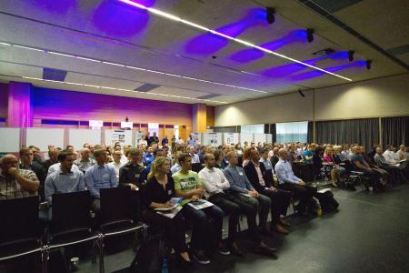 Beim 3. Aalener Materialmikroskopietag kamen Wissenschaftler und industrielle Teilnehmende zusammen, um sich über Machine Learning und Künstliche Intelligenz in der Materialmikroskopie auszutauschen / © Hochschule Aalen / Julian Schurr und Jan Niedermeier