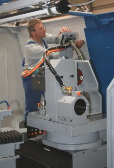 1_WEMA Mitarbeiter bei der Montage der ersten Schleifmaschine für den russischen Markt.jpg