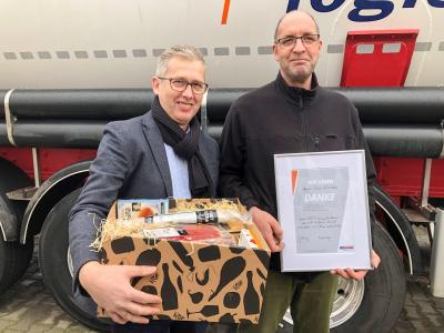 Thomas Reil (l.), Niederlassungsleiter der GREIWING logistics for you GmbH in Weiden, dankte René Köstler (r.) für 25 Jahre Loyalität und Einsatzbereitschaft / Foto: GREIWING logistics for you GmbH