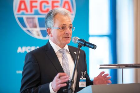 Generalmajor a.D. Erich Staudacher, Vorsitzender AFCEA Bonn e.V. begrüßt die Besucher der 32. AFCEA Fachausstellung, Foto: Stefan Veres