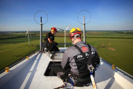 Service Technicians at work on top of nacelle Low res