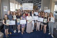 elfen macht Freude: Die Vogel-Azubis spenden den Gesamterlös des Stadtmagazins 