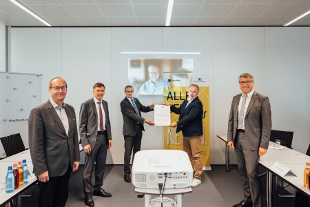 Zur Übergabe des Förderbescheids kamen die Projektpartner und Förderer an die Hochschule Aalen (v.l.n.r.): Aalens Bürgermeister Karl-Heinz Ehrmann, Erster Kriminalhauptkommisar a.D. Helmut Sailer, Rektor Prof. Dr. Gerhard Schneider, Ministerialdirektor Stefan Krebs und Polizeipräsident a.D. Roland Eisele. Projektkoordinator Prof. Dr. Christoph Karg war live zugeschaltet (im Hintergrund)