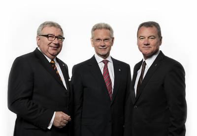 Der Gesamtvorstand der WITTENSTEIN AG (von links nach rechts): Vorstandsvorsitzender Prof. Dr.-Ing. Dieter Spath, Dr.-Ing. E.h. Manfred Wittenstein, Karl-Heinz Schwarz