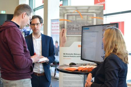 Journalisten konnten auf der Hannover Messe Preview einen Einblick in die Automated Maschine Learning Software am Stand von Weidmüller erhalten.
