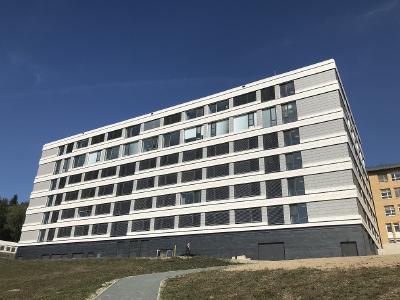Der Neubau mit einer Nutzfläche von rund 5.000 m2 ist der erste Bauabschnitt zur Sanierung und Erweiterung der Klinik Naila / Bild: Hitzler Ingenieure
