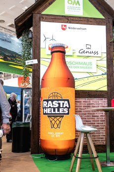 Aufblasbare Bierflasche Messe.jpg