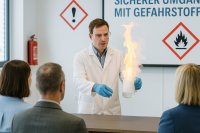 Zuständige Personen im Gefahrstoffwesen, Fachkräfte für Arbeitssicherheit, Sicherheitsbeauftragte und Gefahrstoffbeauftragte treffen sich Jahr für Jahr aus Anlass der Essener Gefahrstofftage beim HDT. Hier lassen sie sich auf den neuesten Stand hinsichtlich der rechtlichen Grundlagen und der Umsetzung in Betrieben bringen.