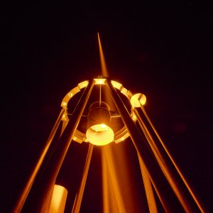 Dieses Bild zeigt den CaNaPy-Laser, der mit dem „Chirping-System“ von TOPTICA Projects ausgestattet ist, während des Feldversuchs in Deutschland. Die Technologie wird zur Erzeugung künstlicher Leitsterne eingesetzt, um zu messen, wie stark das Licht durch Turbulenzen in der Erdatmosphäre verzerrt wird. Die Korrektur der Turbulenzen verbessert die Schärfe der astronomischen Bilder erheblich.
Bild: TOPTICA Projects