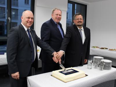 ISM-Präsident Prof. Dr. Ingo Böckenholt (Mitte) und die Campusleiter Prof. Dr. Dieter Schlesinger (r.) und Dr. Jan Hanusch (l.) läuteten das Get-together mit einem Tortenanschnitt ein