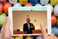 Bälle, sogar Messer oder komplexe Vortragsinhalte – mit alledem jongliert Ralph Klein derart routiniert und teilweise zeitgleich, dass der Laie staunt und sich der Fachmann nur wundern kann. Für die traditionelle jährliche Arbeitsschutztagung des HDT war es 2023 definitiv eine Bereicherung, Wissens-Jongleur Klein wieder mit dabei zu haben.