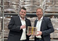 Niederlassungsleiter Luca Sievers (links) und der Geschäftsführende Gesellschafter Jürgen Greiwing haben das neue Megacenter für Gewürze und Kräuter in Hamburg in Betrieb genommen