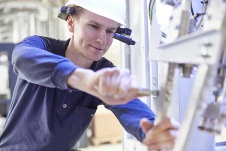 The technician inspects the entire packing system during operation and diagnoses which problems are currently present and which could develop. The customer receives a list of required spare parts along with a recommendation as to which parts he should keep on stock in order to allow him to react as quickly as possible