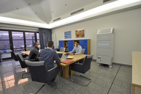 Bei Meetings vermitteln zwei TEKA-Luftreiniger pro Besprechungsraum ein rundum sicheres Gefühl.