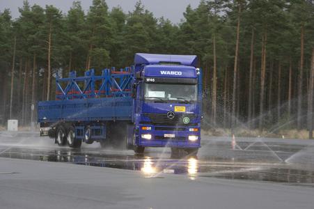 WABCO begrüßt EU-Ankündigung die Ausrüstung mit elektronischer Stabilitätskontrolle (ESC) für Lkws und Busse vorzuschreiben