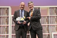 Chefredakteur Achim Halfmann (links) und Projektbetreuer Dr. Gunther Schunk (rechts) freuen sich über die Auszeichnung 