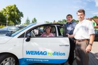 WEMAG-Vorstandsmitglied Caspar Baumgart (re.) übergibt in Crivitz ein E-Auto an den Amtsausschussvorsitzenden Ronald Radscheidt und die Amtsvorsteherin Heike Isbarn / Foto: WEMAG/Rudolph-Kramer